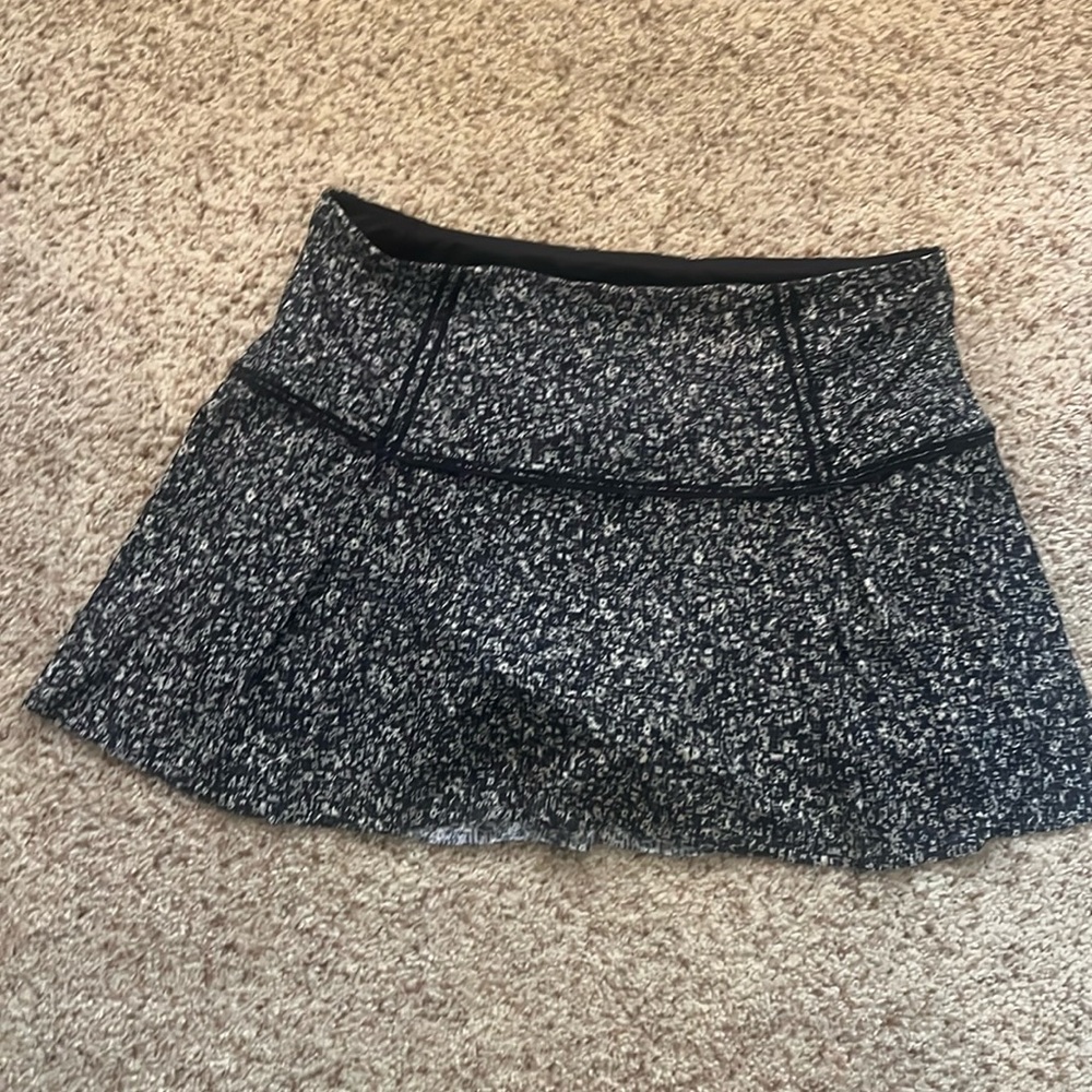 Lululemon size 6 skirt black white